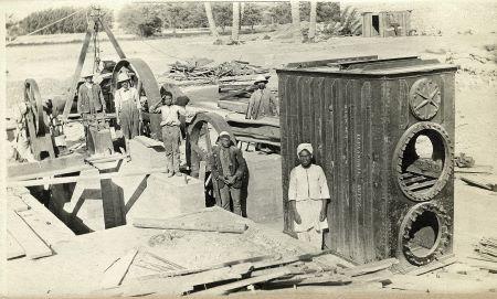 عمال يعملون على المفاعل في 1913